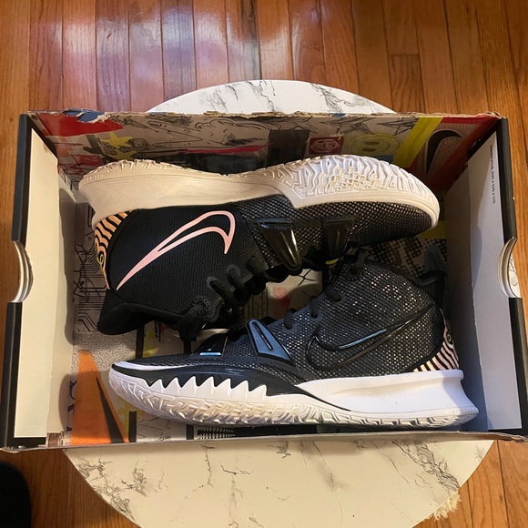 kyrie 7 black arctic punch